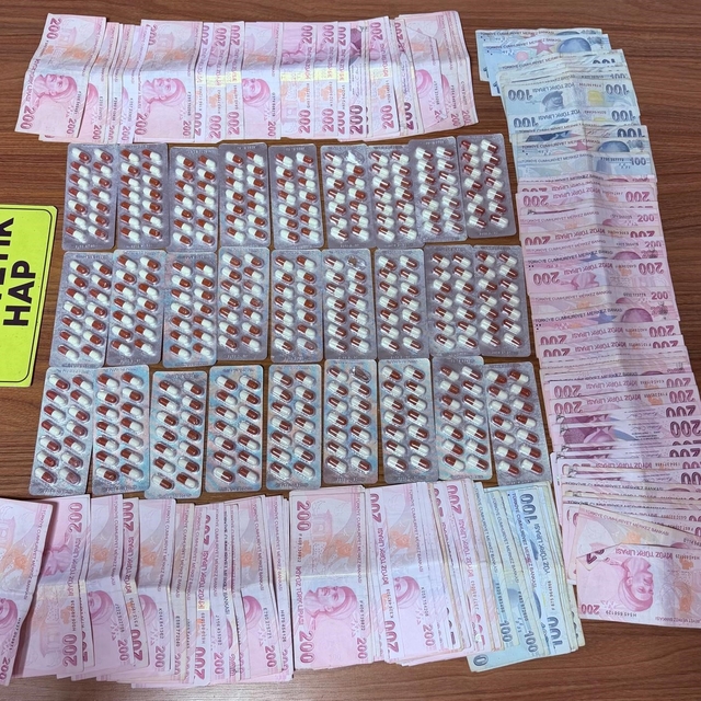 Malatya'da 457 adet sentetik ecza hap ve 234 gram uyuşturucu madde ele geçi...