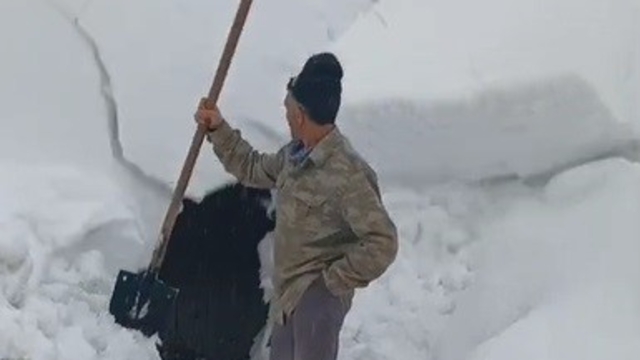 Çatıdan düşen kar kütlesinden saniyelerle kurtuldu