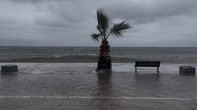 Bursa'da denizle kara birleşti, sokaklar göle döndü