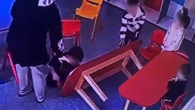 Özel okulda skandal görüntü kameraya yansıdı: Çocuğun parmakları bu hale geldi