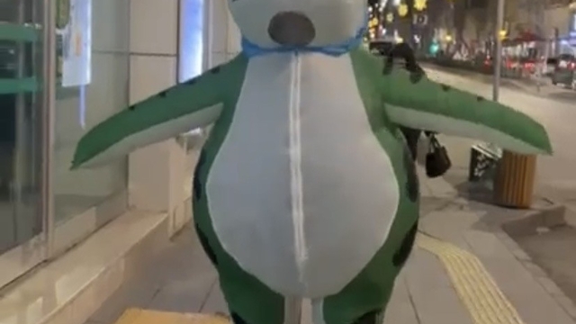 Şişme kurbağa kostümüyle caddede dolaştı, hem şaşırttı, hem gülümsetti