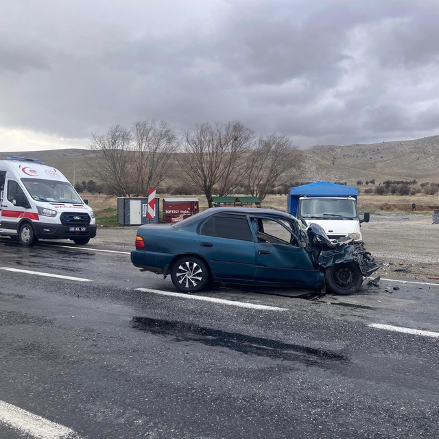 Otomobillerin çarpıştığı kazada sürücülerden biri yaralandı