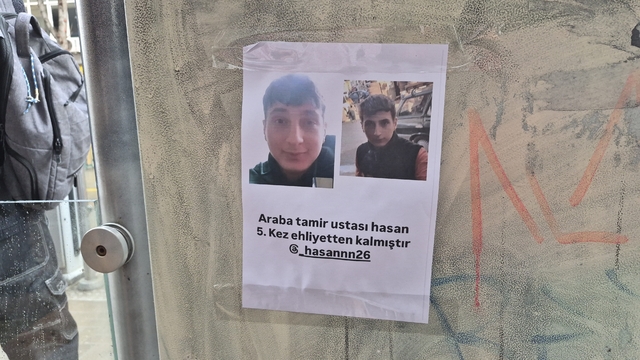Tramvay durağına yapıştırılan ilginç kağıt dikkat çekti
"Araba tamir ustası Hasan, 5'inci kez ehliyetten kalmıştır"