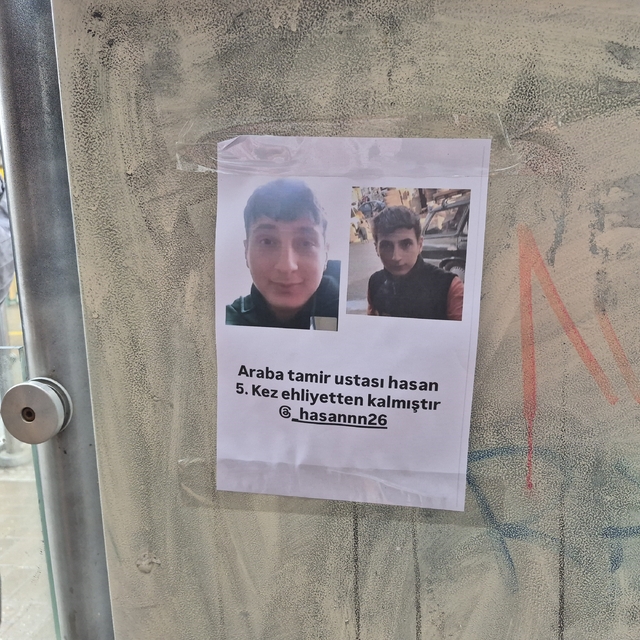 Tramvay durağına yapıştırılan ilginç kağıt dikkat çekti
"Araba tamir ustası...