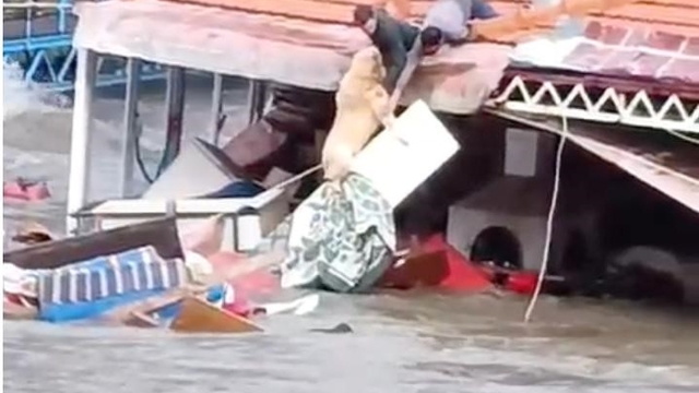 Köpeğini sel sularından kurtaran sahibi o anları anlattı
Buldukları bir kapıyı köpeğe yol yapıp yukarı çektiler, o anlar cep telefonu kamerasına yansıdı
Kaymakam köpeğin sahibini makamında kabul edip o anların fotoğrafını hediye etti