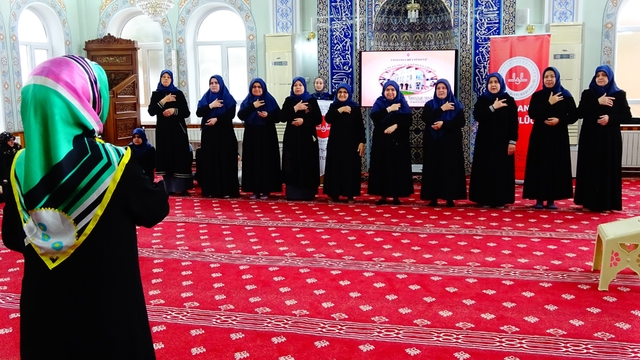 Tavşanlı'da engel tanımayan Kur'an sevgisi
Görme engelli öğrencilerin Braille alfabesiyle Kur'an-ı Kerim tilaveti ve işitme engellilerin işaret diliyle seslendirdiği ilahiler katılımcıları duygulandırdı
