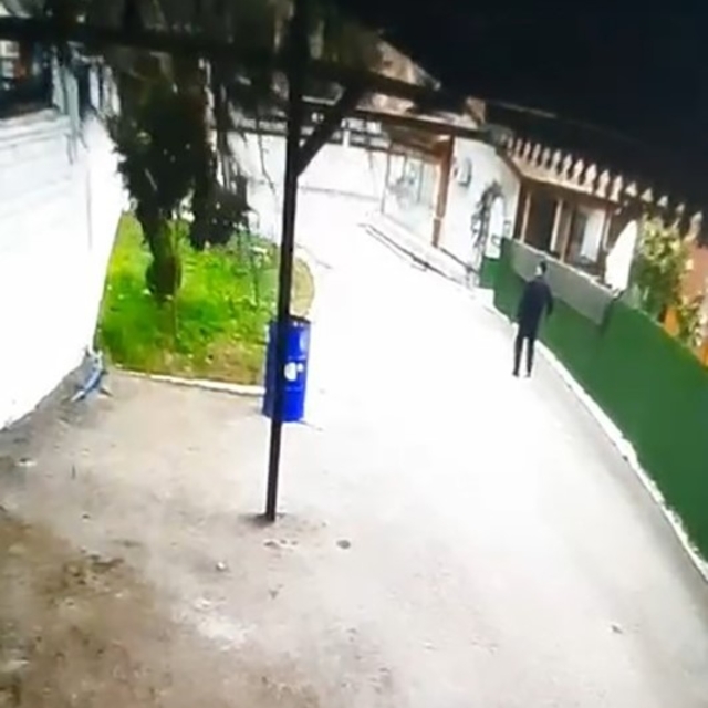 Tokat'ta fırtınanın devirdiği ağacın altında kalmaktan son anda kurtuldu