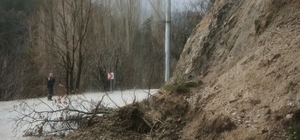 Yoğun yağış sebebiyle kayan topraklar yolları kapattı