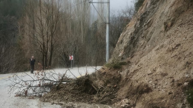 Yoğun yağış sebebiyle kayan topraklar yolları kapattı