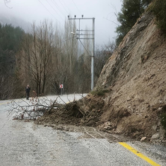 Yoğun yağış sebebiyle kayan topraklar yolları kapattı