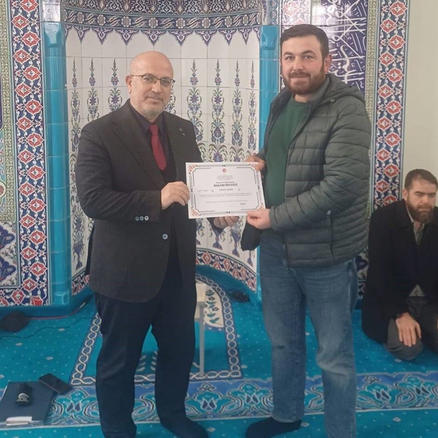 Emet'te Tashih-i Hurûf Kursunu tamamlayan din görevlilerine başarı belgesi