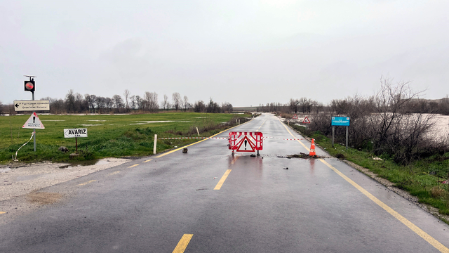Edirne'de nehirlerin debisi arttı, 'turuncu alarm' verildi; Sarayiçi'ni su bastı (2)