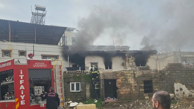 Gaziantep'te 2 katlı ev, çıkan yangında kül oldu