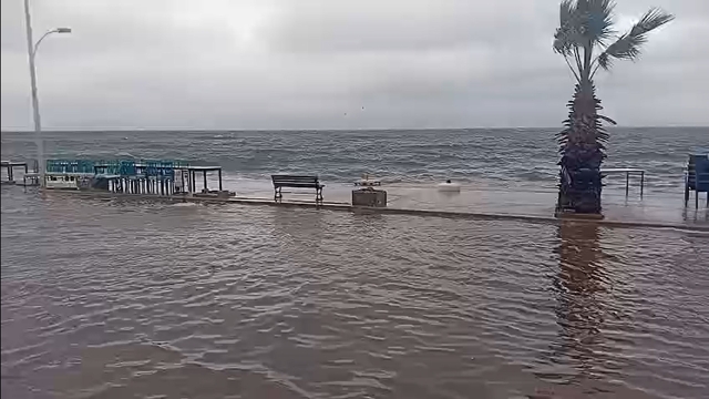 Gemlik'te deniz ile kara birleşti