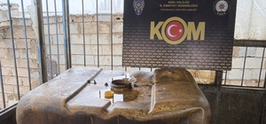 Ağrı'da 5 bin litre kaçak akaryakıt ve 499 sikke ele geçirildi