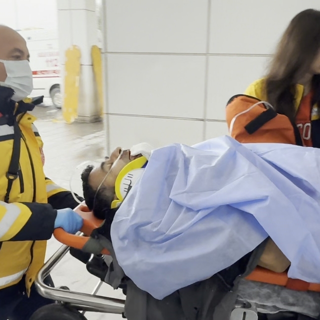 Asansör boşluğuna düşen inşaat işçisi ağır yaralandı