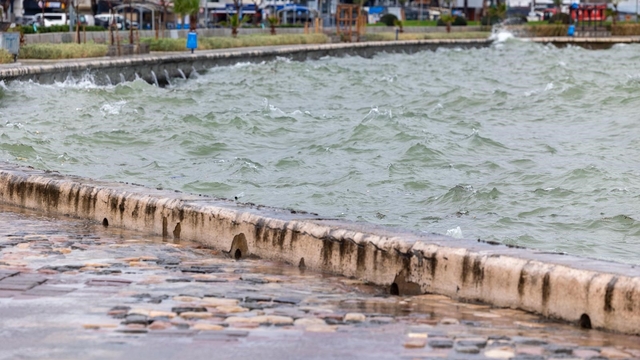 Denizdeki taşmanın nedeni 'bileşik kaplar' etkisi
İZDENİZ Yönetim Kurulu Başkanı Dr. Işıkhan Güler:
"Deniz seviyesi altyapı kotlarının üzerine çıktığında suyun mazgallardan geri basması fiziki bir zorunluluktur. Bu altyapı yetersizliği değil, hidrolik dengenin doğal sonucudur"