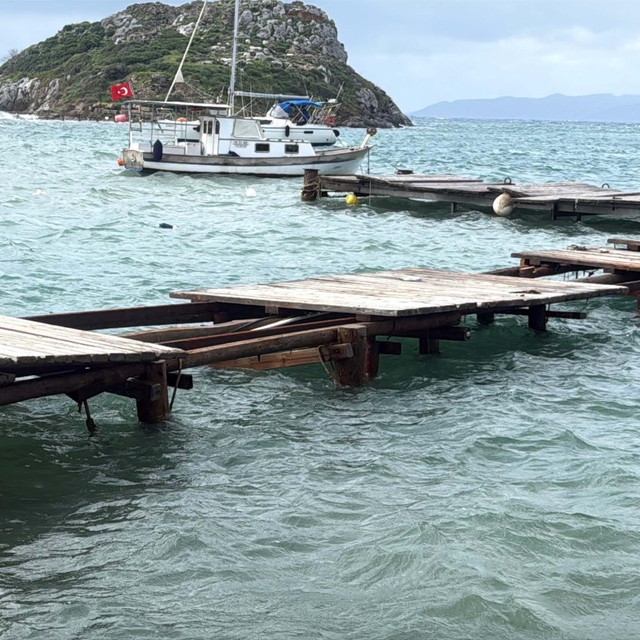 Bodrum'da fırtına; , deniz taştı, işletmelerin camları kırıldı