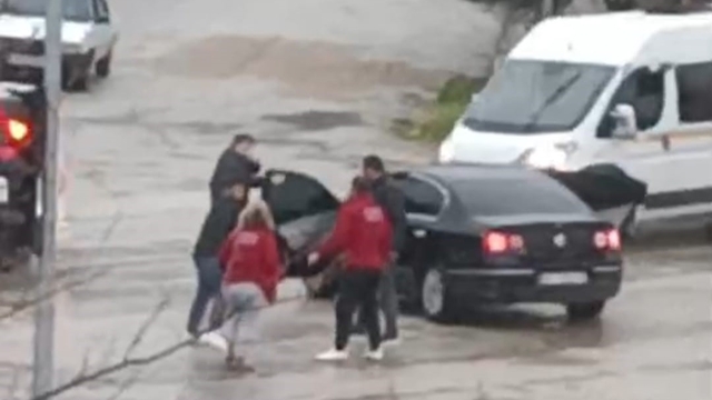 Adana'da bir kadının karıştığı sopalı kavga görüntülendi