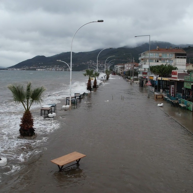 Gemlik'te deniz taştı, sahil yolu sular altında kaldı...O anlar havadan gör...