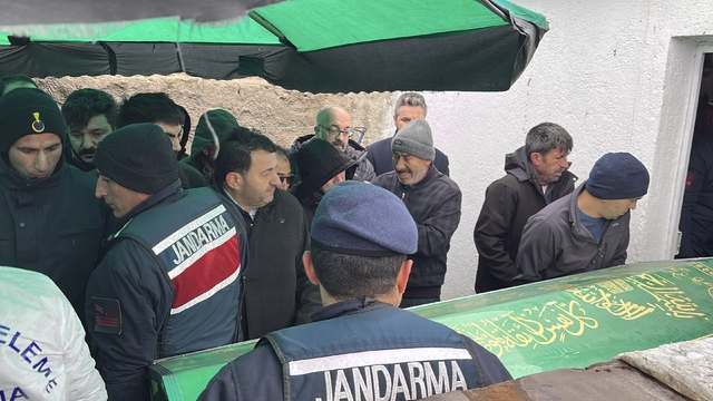 Nevşehir'deki faciada acı detay: Bebeği uyumadığı için ağabeyini aramış
Karbonmonoksit gazından zehirlenerek yaşamını yitiren aynı aileden 3 kişinin cenazeleri morga kaldırıldı