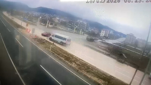 Bolu'da minibüsle çarpışan otomobilin sürücüsü yaralandı: Kaza anı kamerada