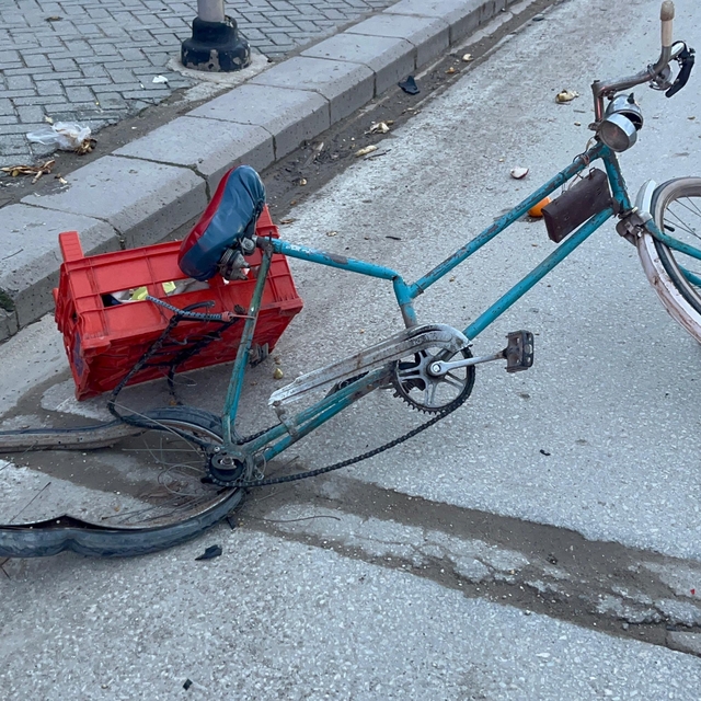 Bisikletli 72 yaşındaki vatandaşa motosiklet çarptı: 2 yaralı