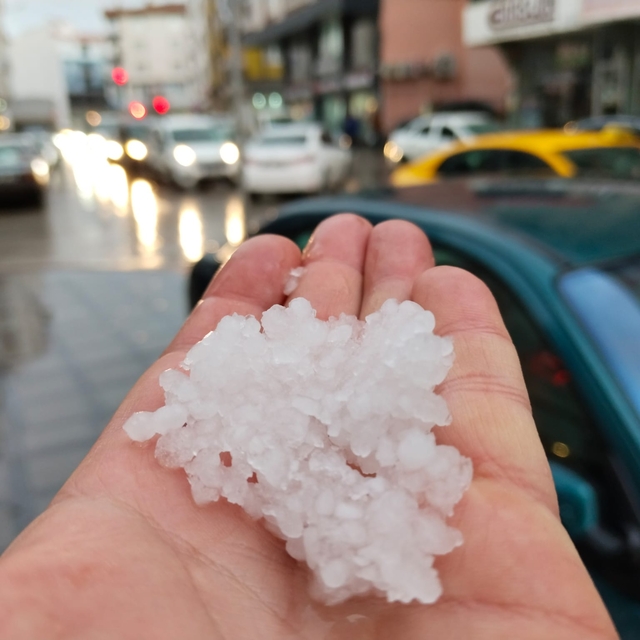 Kırşehir'de dolu ve sağanak etkili oldu