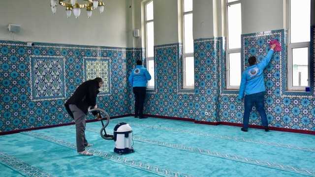 Siirt'te yangında zarar gören cami ibadete açıldı