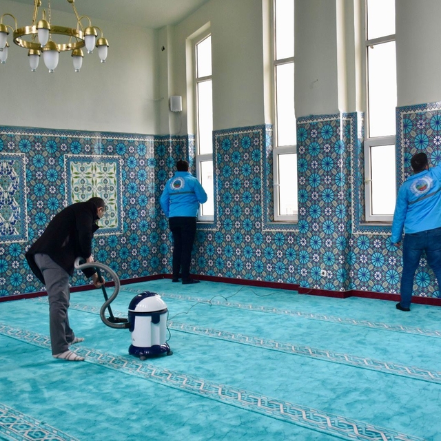 Siirt'te yangında zarar gören cami ibadete açıldı