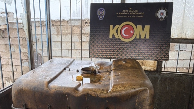 Ağrı'da 5 bin litre kaçak akaryakıt ve 499 sikke ele geçirildi