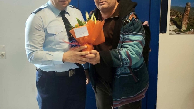 Türk turistlerden Yunanlı komisere çiçekli teşekkür