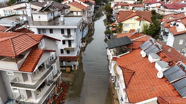 Köyceğiz Göl'ü taştı, ilçe Venedik'e döndü
Ev ve iş yerlerinde su baskını oluştu