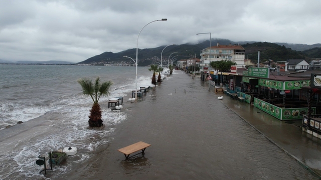 Gemlik'te deniz taştı, sahil yolu sular altında kaldı...O anlar havadan görüntülendi
Marmara denizi tsunami dalgalarını aratmadı, deniz karayla birleşti