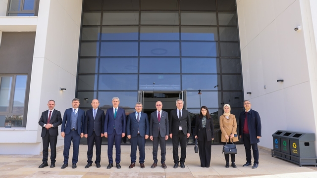 Başkan Pekyatırmacı: "Eğitim alanında yatırımlarımız artarak devam edecek"
Selçuklu'nun Türkiye'ye öncü eğitim yatırımları yerinde incelendi