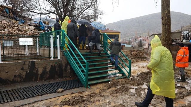 Kayseri'de sel; yolar çöktü, ev ve iş yerlerini su bastı