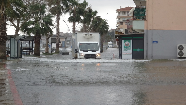 Kocaeli'de lodos; deniz taştı, yollar göle döndü
