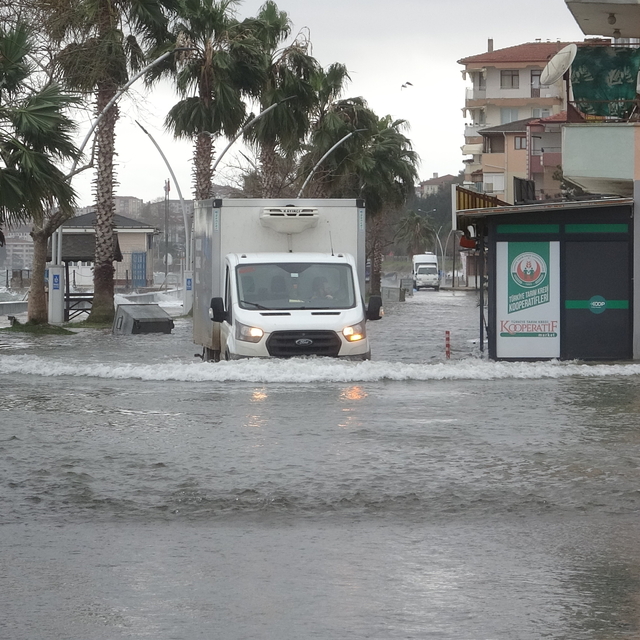 Kocaeli'de lodos; deniz taştı, yollar göle döndü