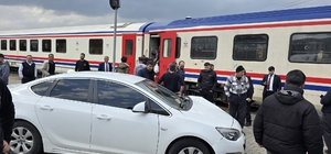 Bingöl'de yolcu treni otomobile çarptı: 3 yaralı