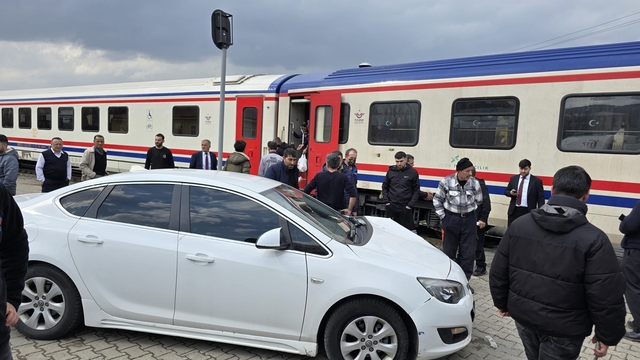 Bingöl'de yolcu treni otomobile çarptı: 3 yaralı