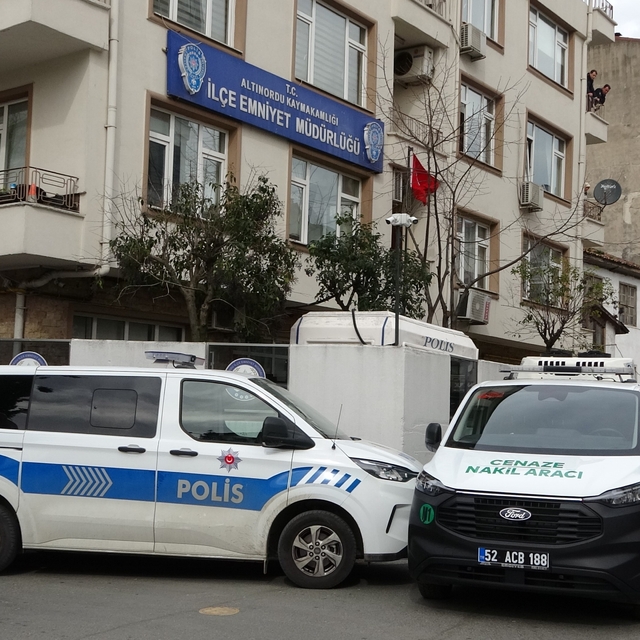 Ordu'da aile tartışması faciayla neticelendi
İfade vermeye geldiği karakold...