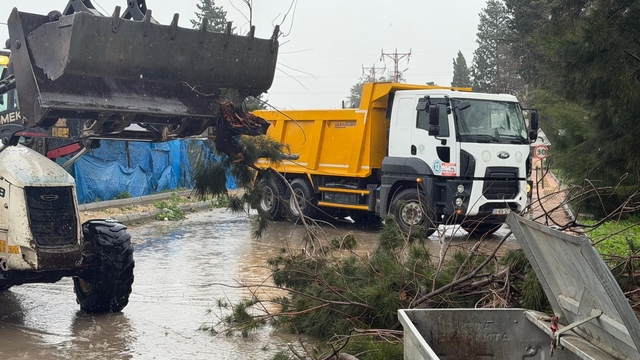 Akdeniz'de fırtına sonrası belediye ekipleri teyakkuzda