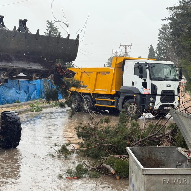 Akdeniz'de fırtına sonrası belediye ekipleri teyakkuzda