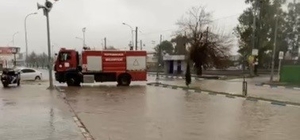 Osmaniye'de servis aracı mahsur kaldı, birçok bölgede su taşkını yaşandı