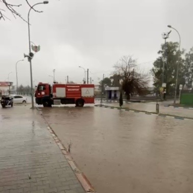 Osmaniye'de servis aracı mahsur kaldı, birçok bölgede su taşkını yaşandı