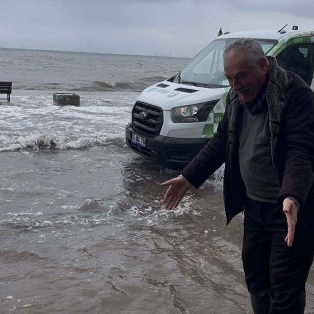"Birazdan balıklar gelir" dedi, kuşlar sahil yolunda avladı
Deniz karayla b...