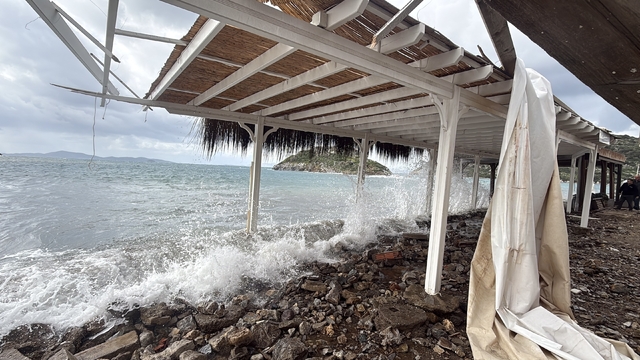Bodrum sahili savaş alanına döndü: "Fırtına işletmeleri yerle bir etti"