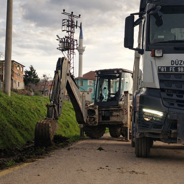 Düzce'de yağmur suyu için v kanal altyapısı sürüyor