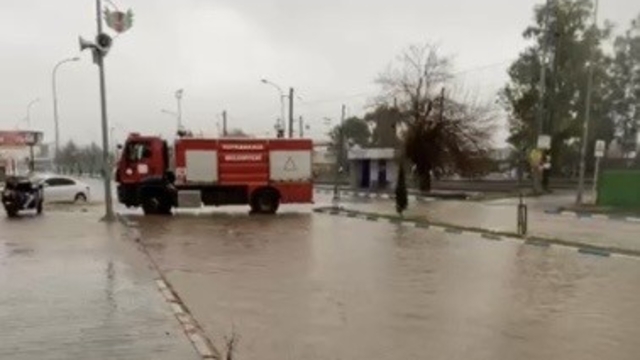 Osmaniye'de servis aracı mahsur kaldı, birçok bölgede su taşkını yaşandı