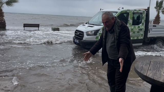 "Birazdan balıklar gelir" dedi, kuşlar sahil yolunda avladı
Deniz karayla birleşti, işletmeler dükkan açamadı
Muhtar ile esnafın renkli diyaloğu kameraya yansıdı